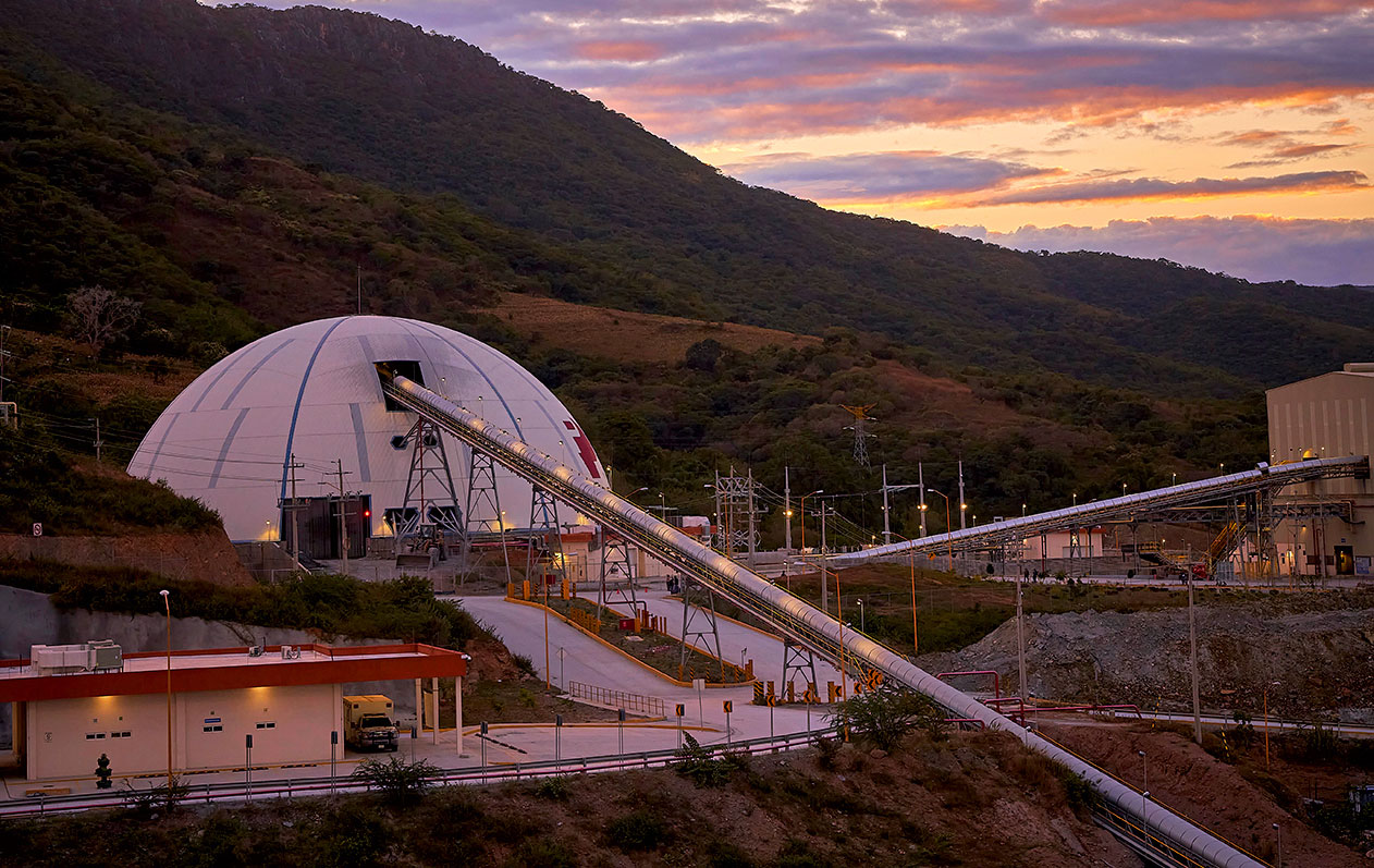 Vista del domo al amanecer, planta Capela