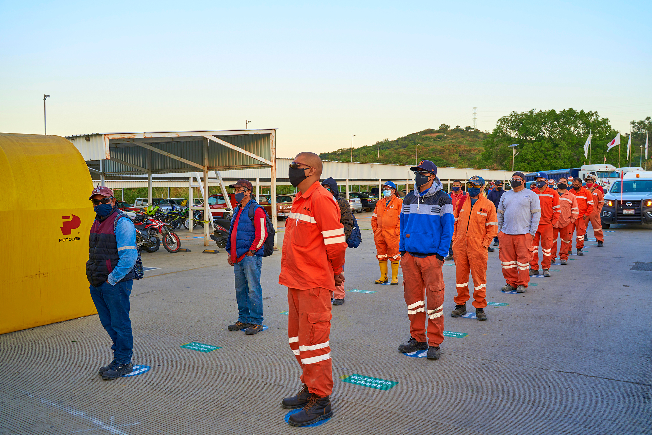 Employees waiting for access at the Tizapa unit