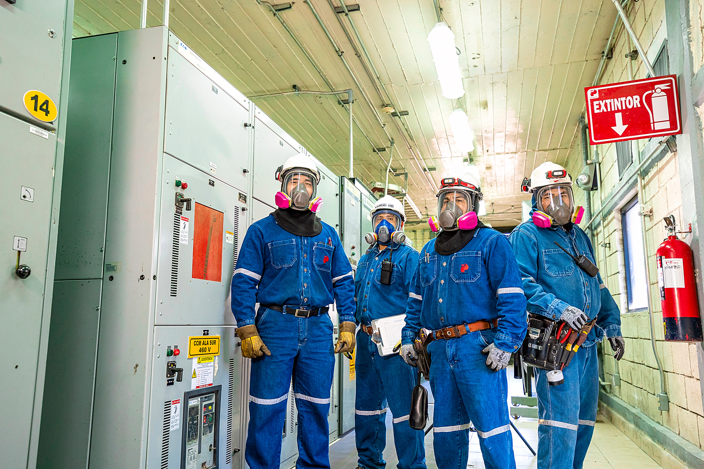 Grupo de trabajo en área de sínter, planta Met-Mex