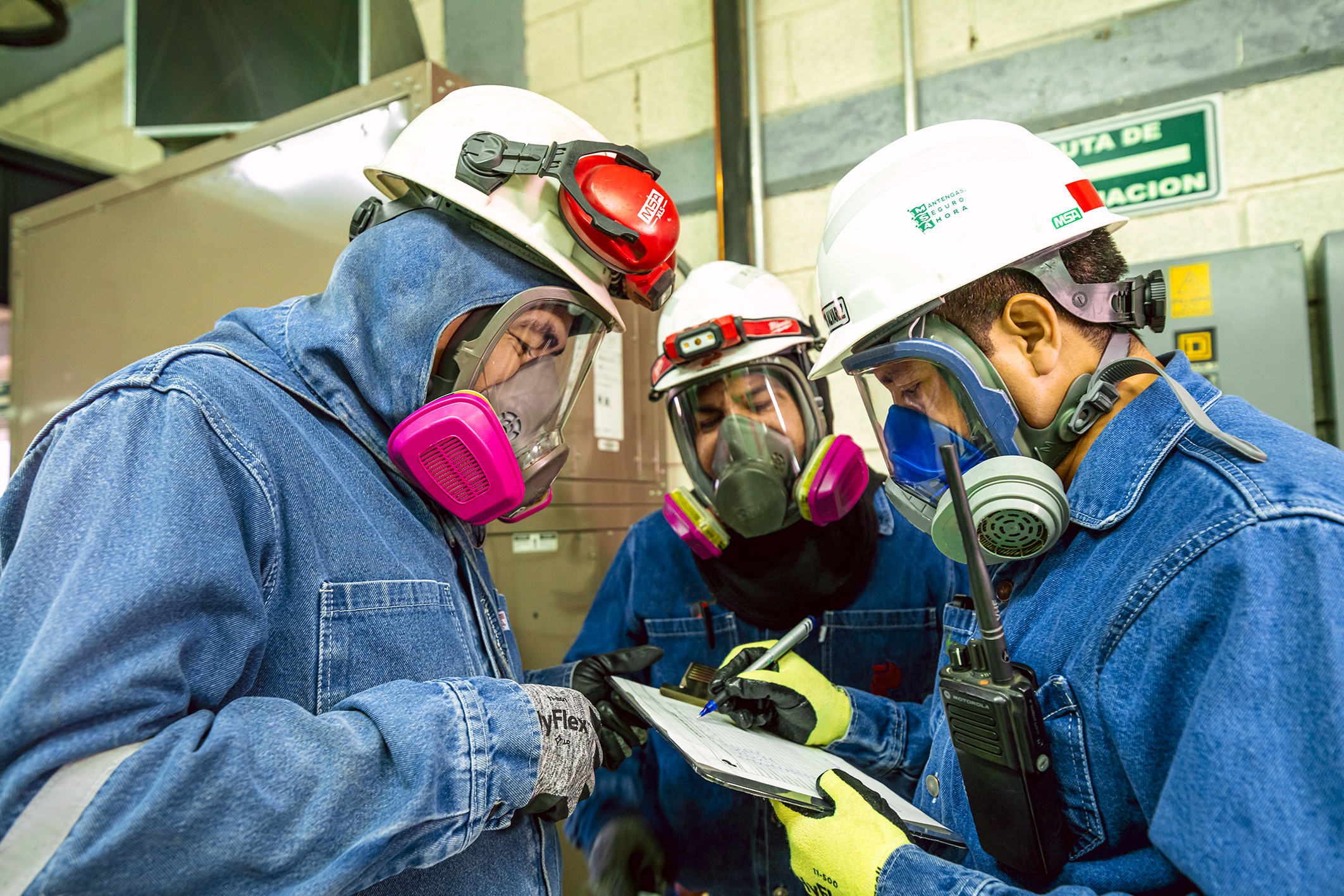 Equipo de trabajo en el sínter, unidad Met-Mex