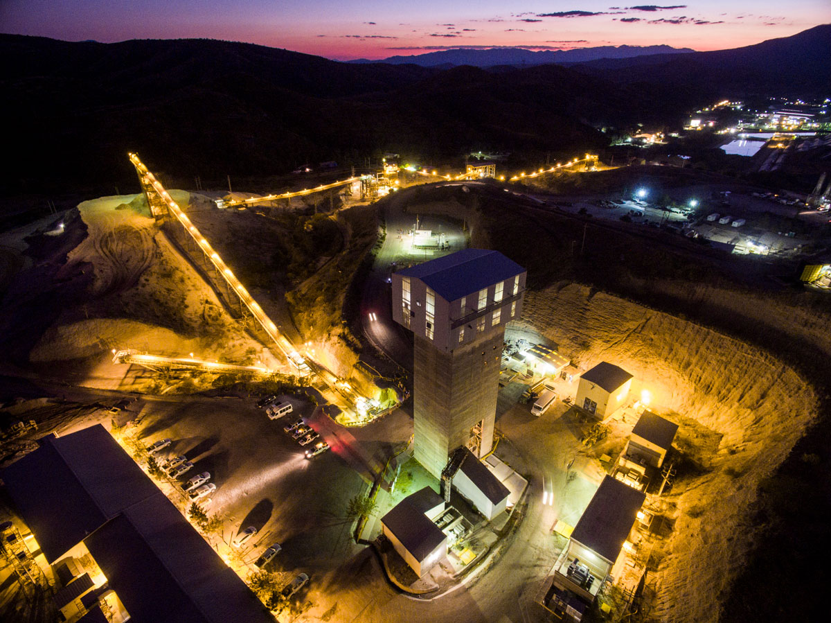 Instalaci&oacute;n industrial de Pe&ntilde;oles iluminada al anochecer