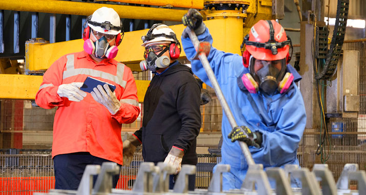 Colaboradores de Pe&ntilde;oles en operaci&oacute;n metal&uacute;rgica con equipo de protecci&oacute;n personal