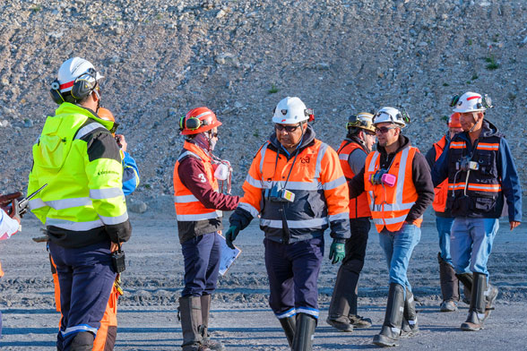Contratistas y colaboradores de Pe&ntilde;oles con equipo de protecci&oacute;n personal en operaci&oacute;n minera