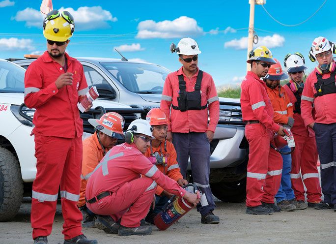 Colaboradores de Pe&ntilde;oles en capacitaci&oacute;n de seguridad con extintor en operaci&oacute;n minera