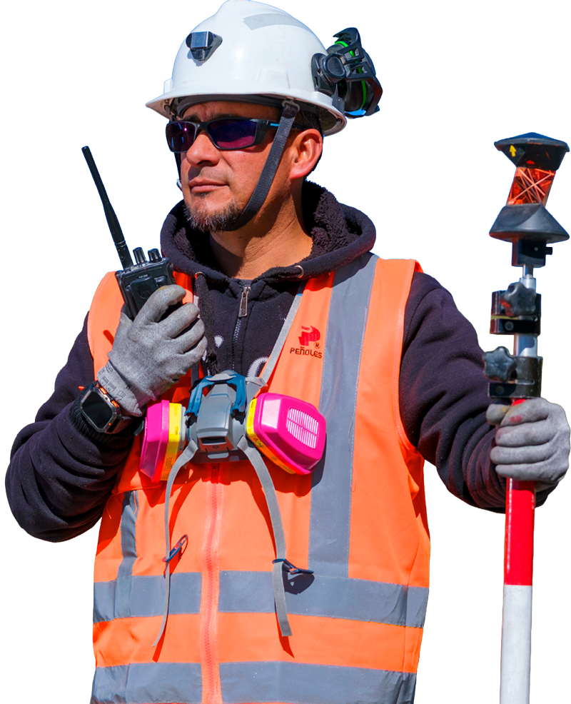 Colaborador de Pe&ntilde;oles con equipo de topograf&iacute;a en una operaci&oacute;n minera