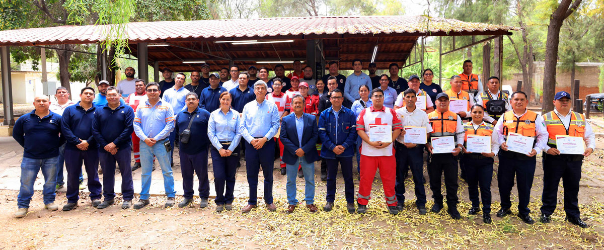 Grupo de participantes de la capacitaci&oacute;n en manejo de emergencias y respuesta a amoniaco, con autoridades, Cruz Roja y personal de Pe&ntilde;oles mostrando constancias