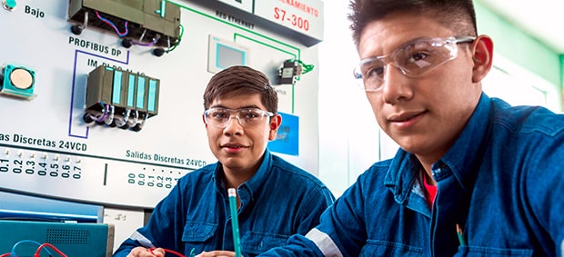 100 generaciones graduadas (más de 2 mil ingenieros)