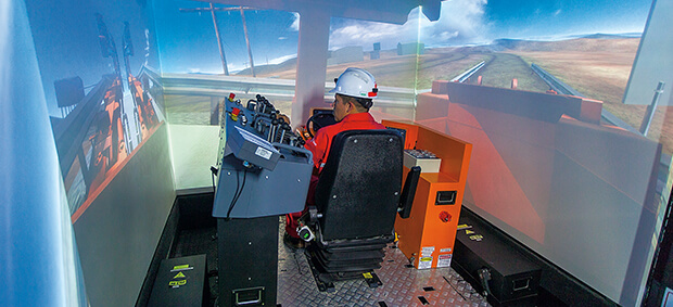 <p>Los simuladores recrean operaciones y averías de maquinaria pesada para adiestrar a los operadores, previo a su ingreso a las minas, y así disminuir riesgos, accidentes y costos.</p>